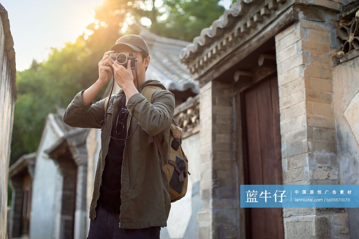 摄影师在村落里拍照