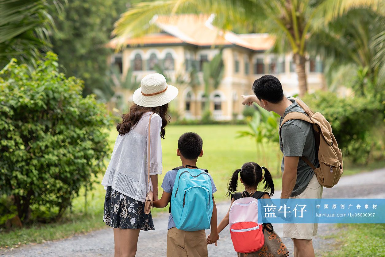 快乐年轻家庭旅游度假-蓝牛仔影像-中国原创广告影像素材