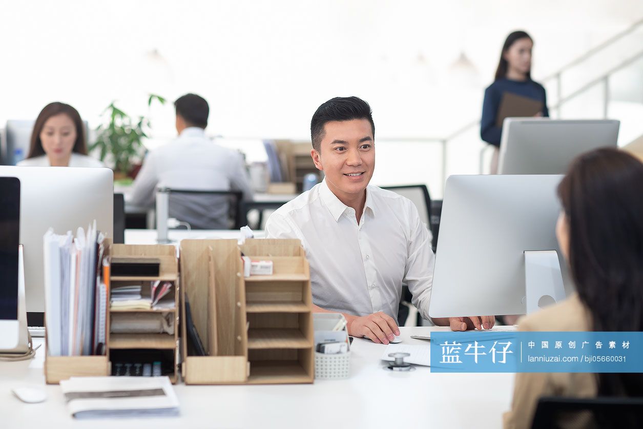 商务人士在办公室工作