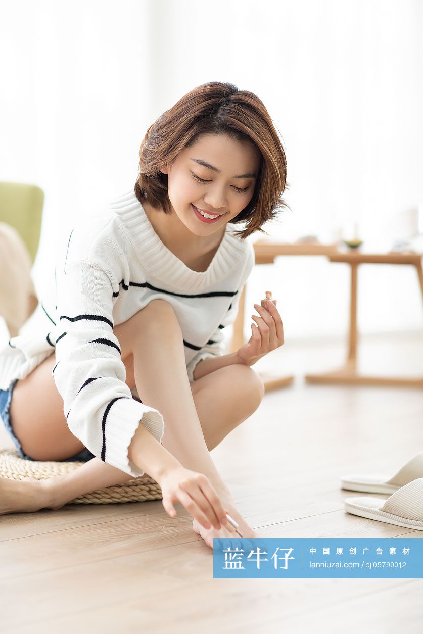 年轻女士在家涂指甲油