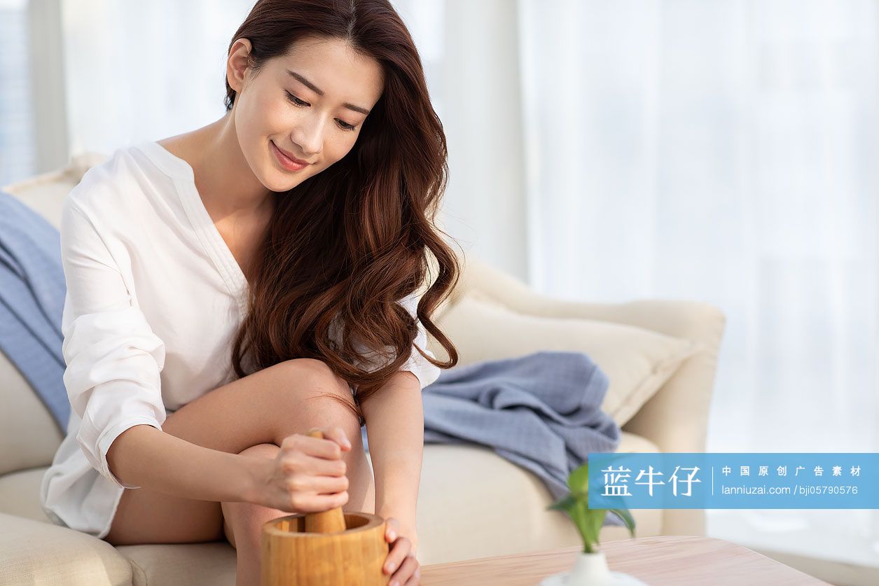 年轻女士在家美容护肤