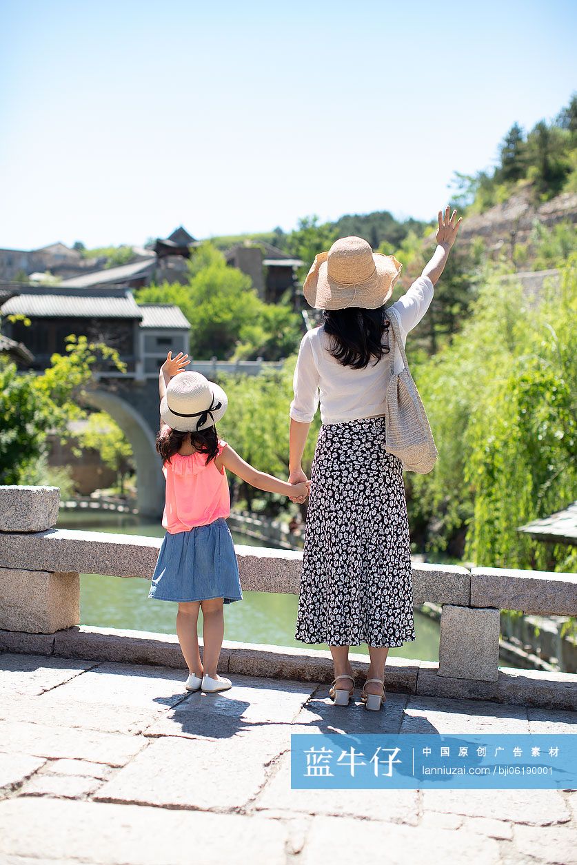 母女俩旅游度假