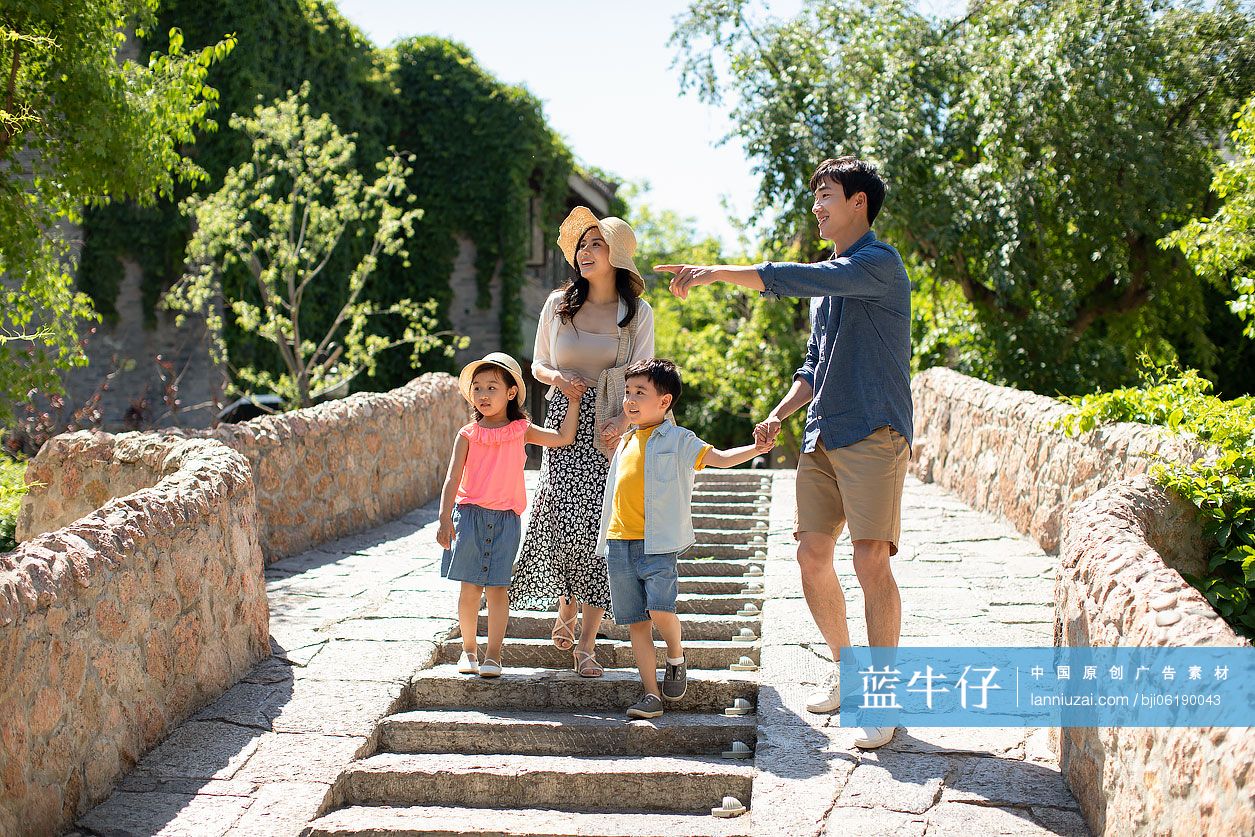 年轻家庭旅游度假-蓝牛仔影像-中国原创广告影像素材