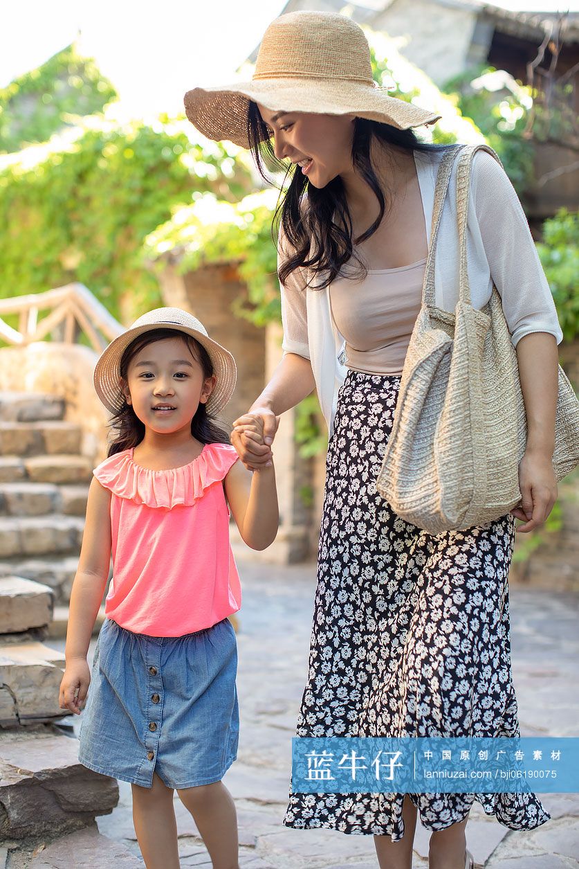 母女俩旅游度假