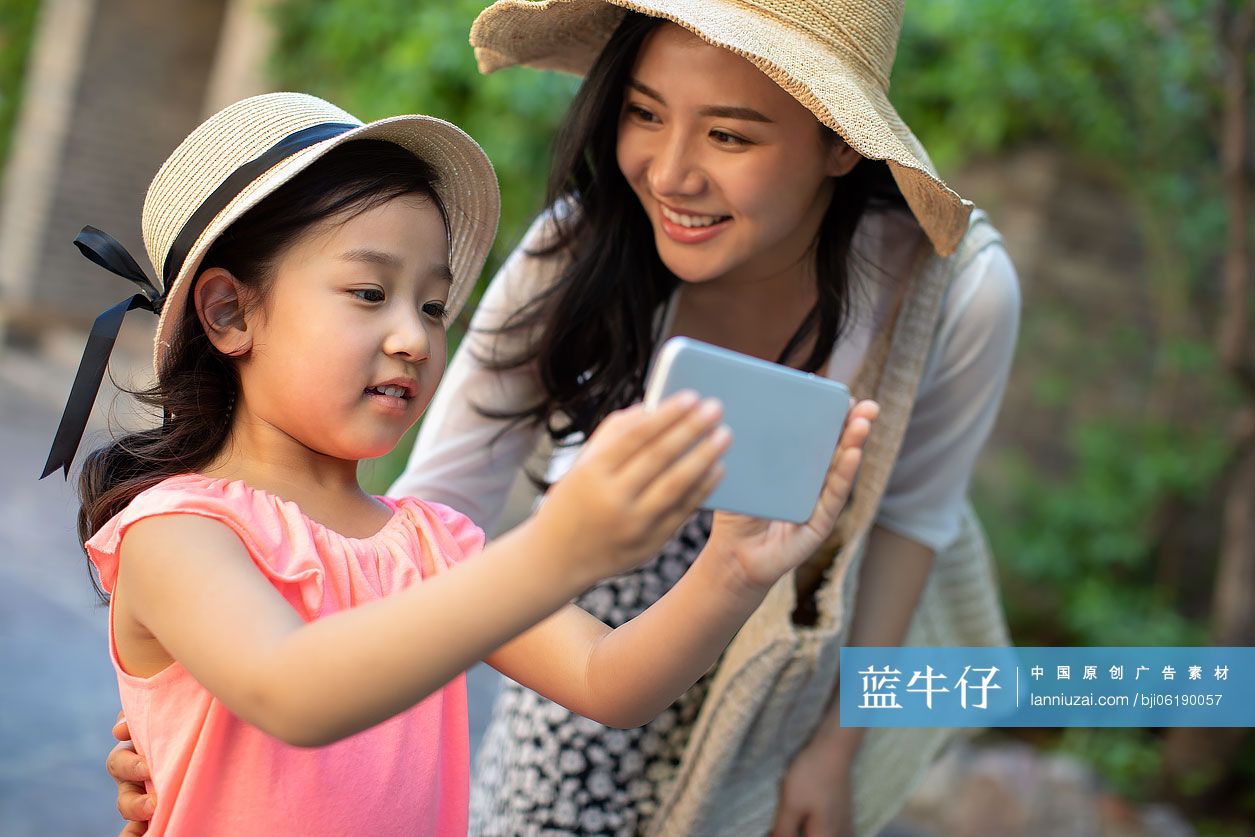 母女俩旅游度假