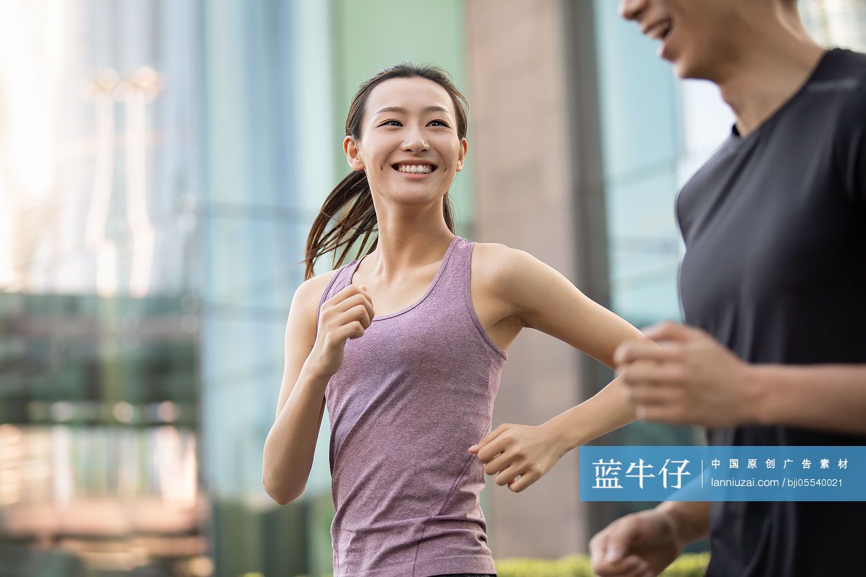 年轻情侣户外跑步-蓝牛仔影像-中国原创广告影像素材