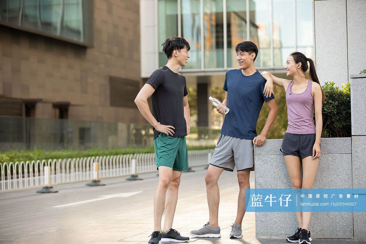 年轻人运动后休息