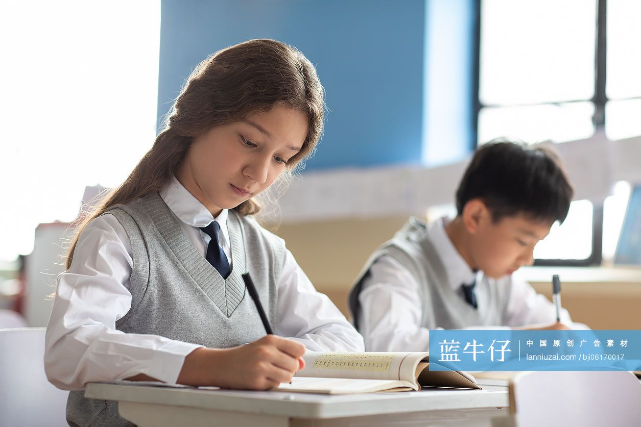学生在教室学习