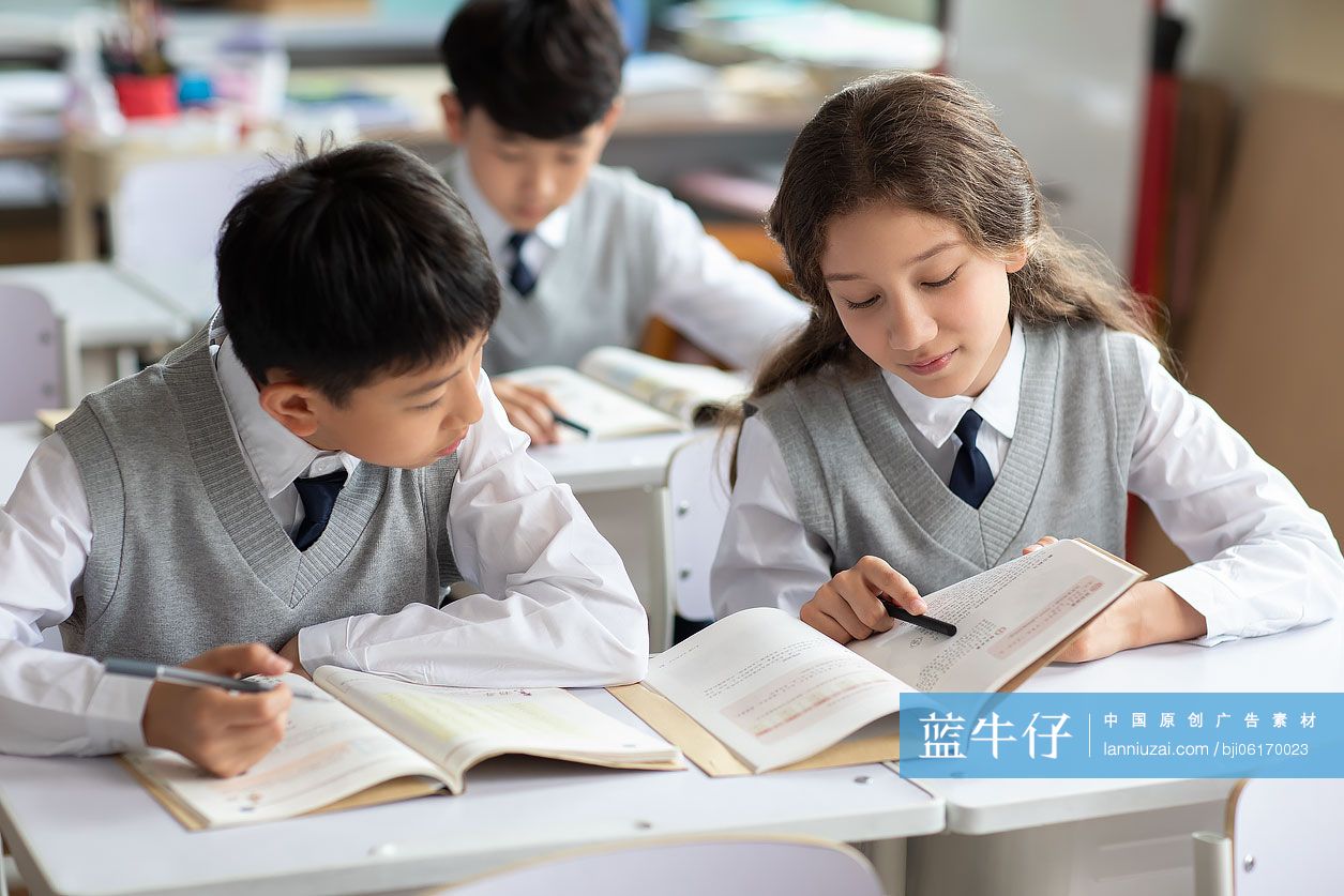 学生在教室学习