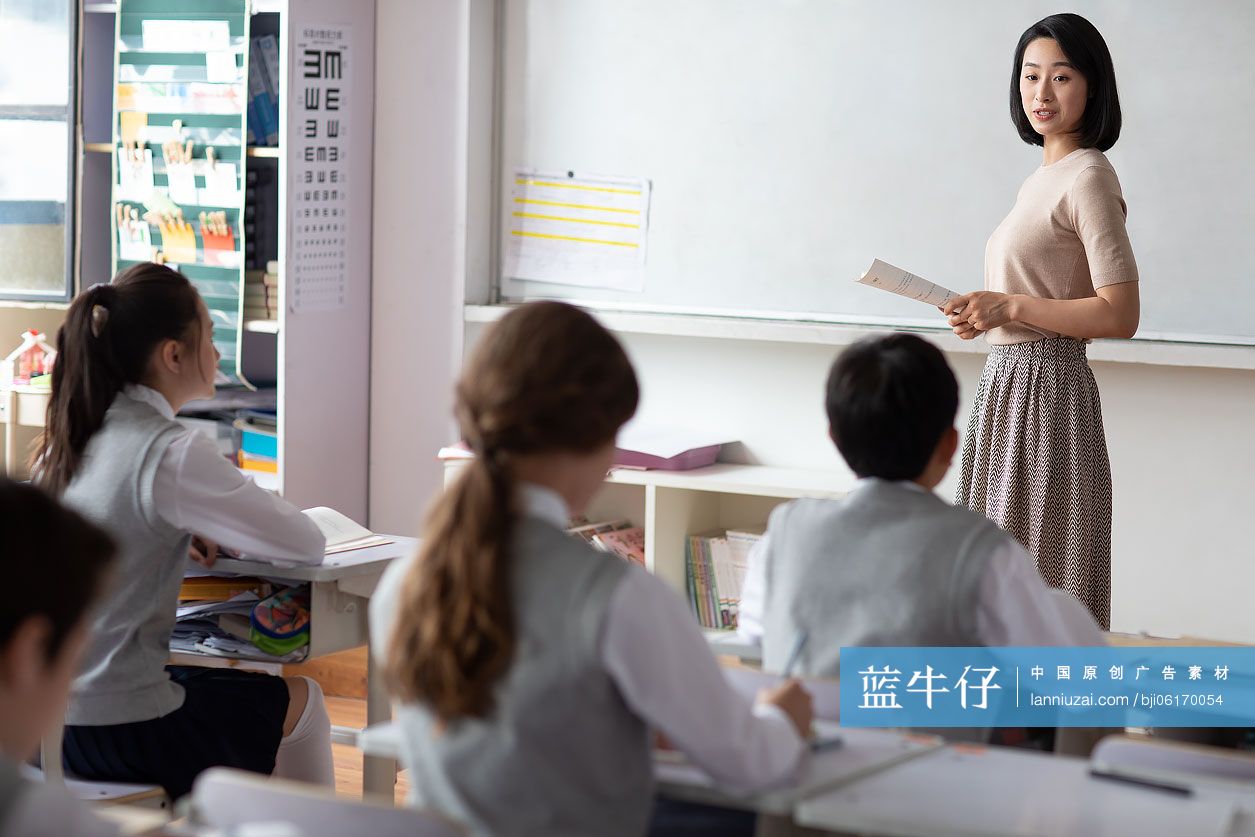 年轻的老师在上课