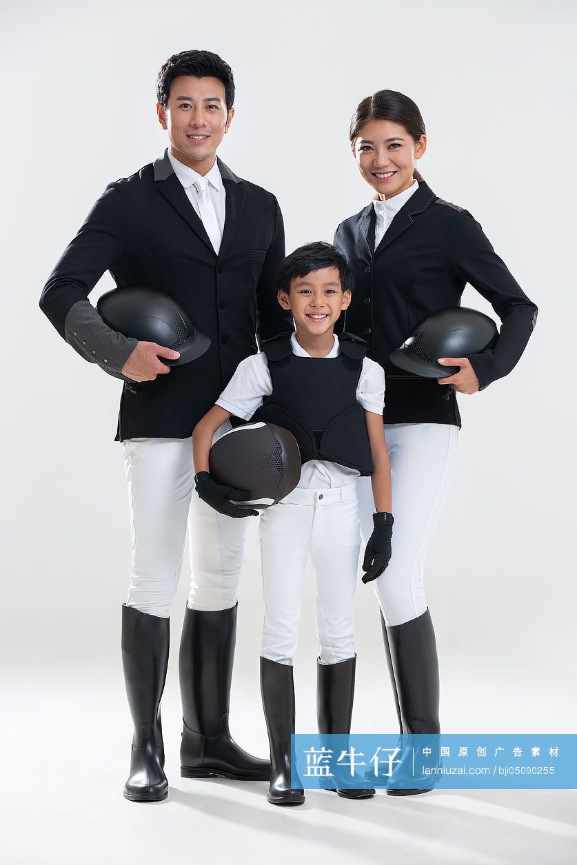 年轻家庭身穿马术服