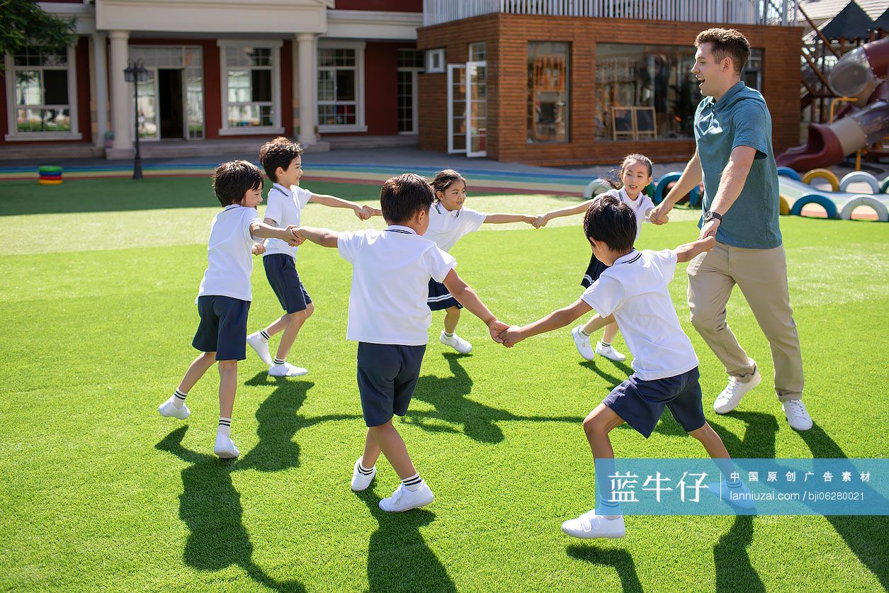 外教和孩子在操场玩耍