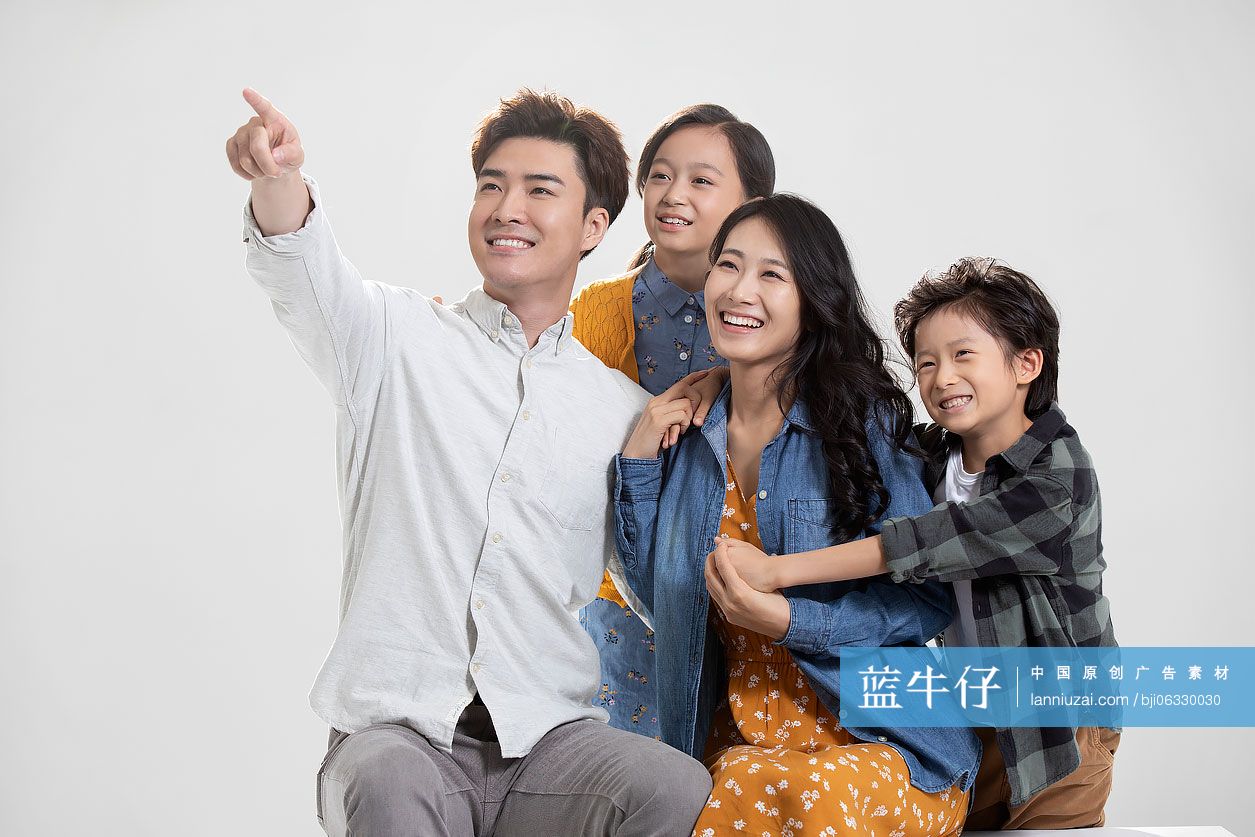 快乐的年轻家庭