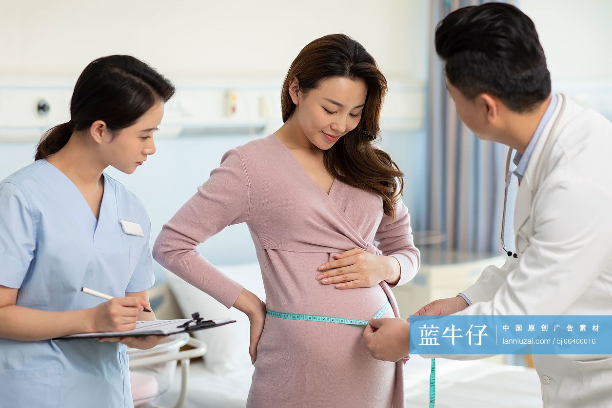 医生给孕妇做检查