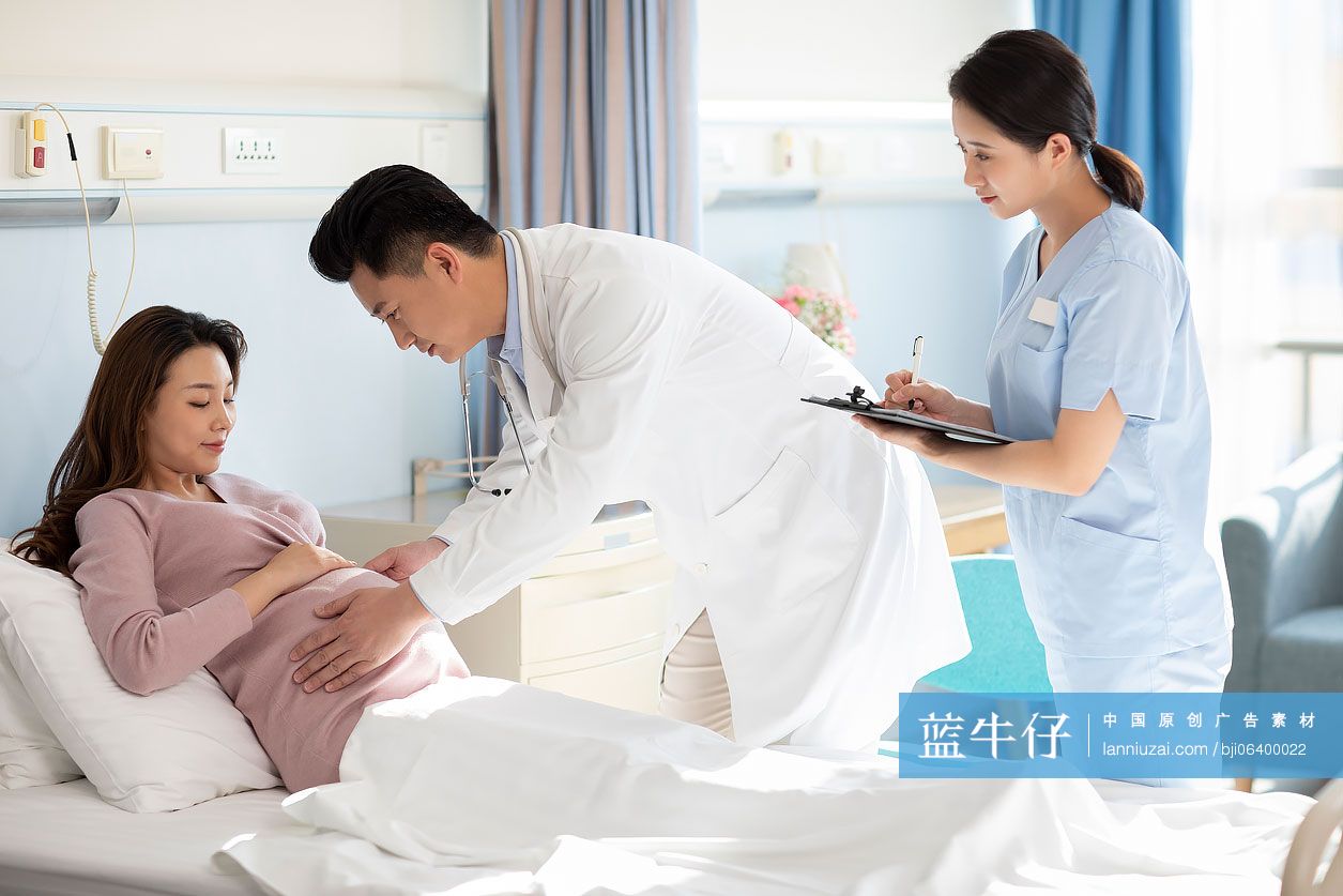 医生给孕妇做检查