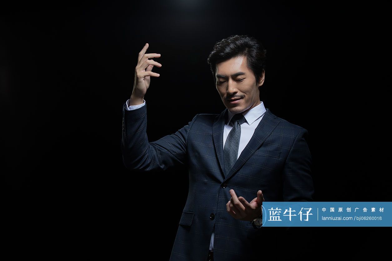 成功的商务男士享受音乐