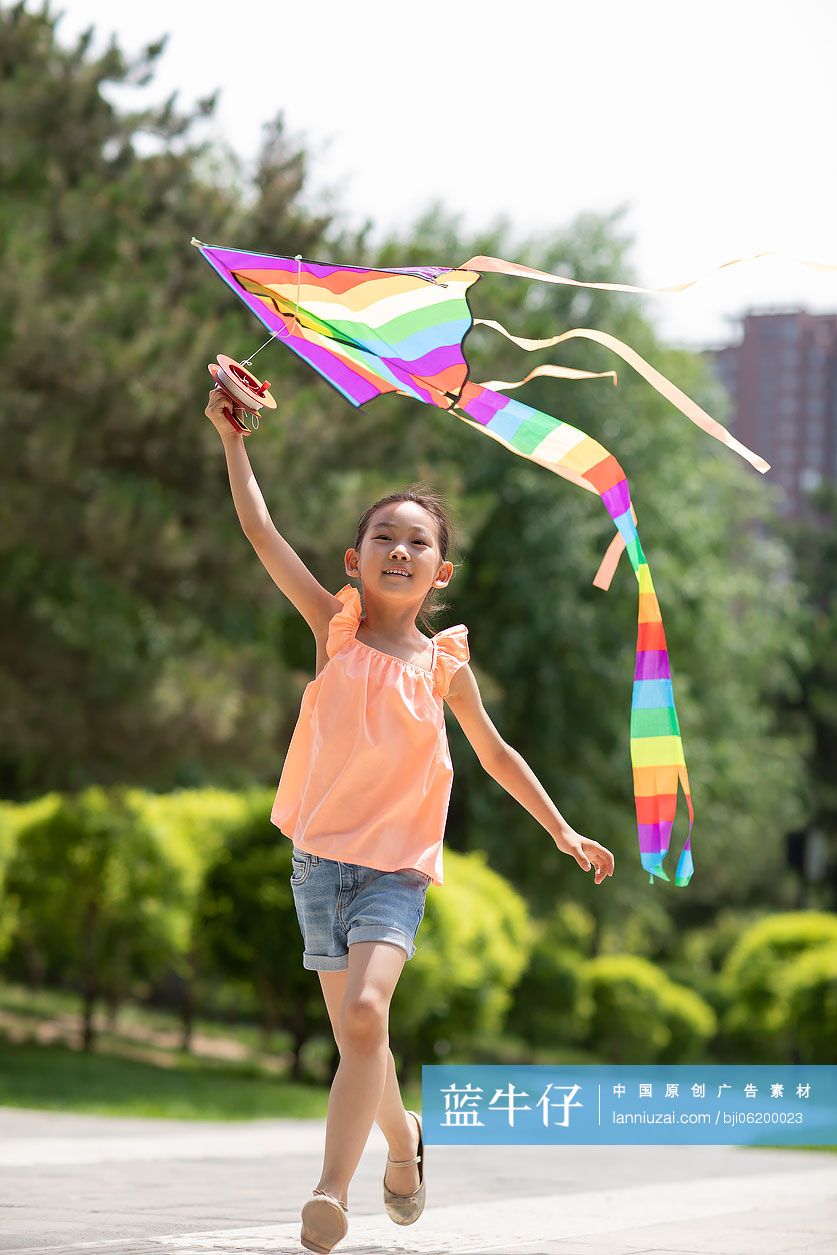 小女孩在公园放风筝