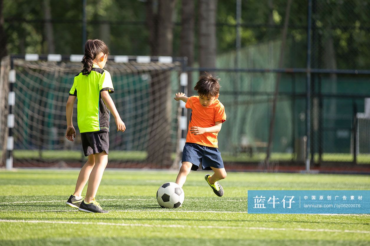 孩子们在足球场踢球