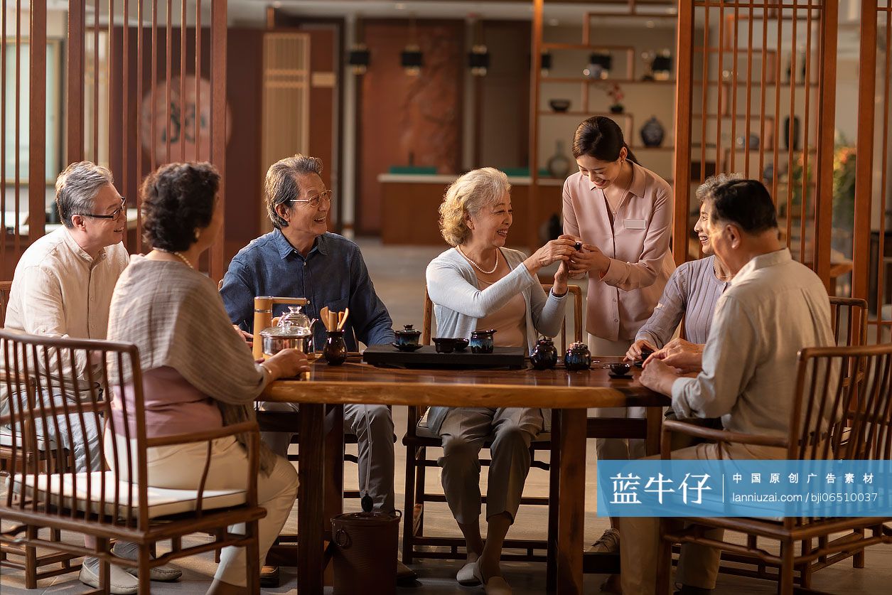 老人们聚在一起喝茶聊天