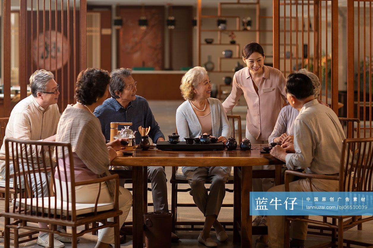 老人们聚在一起喝茶聊天
