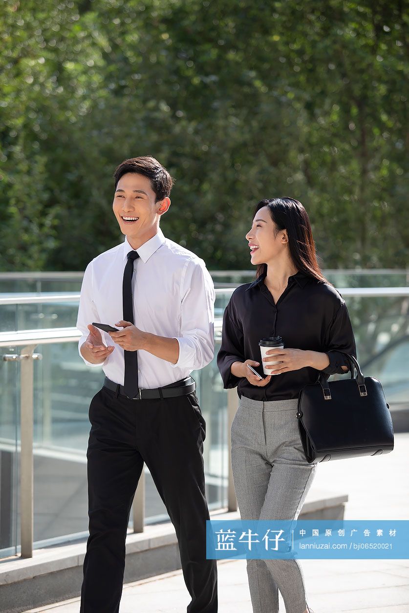 自信的年轻商务人士