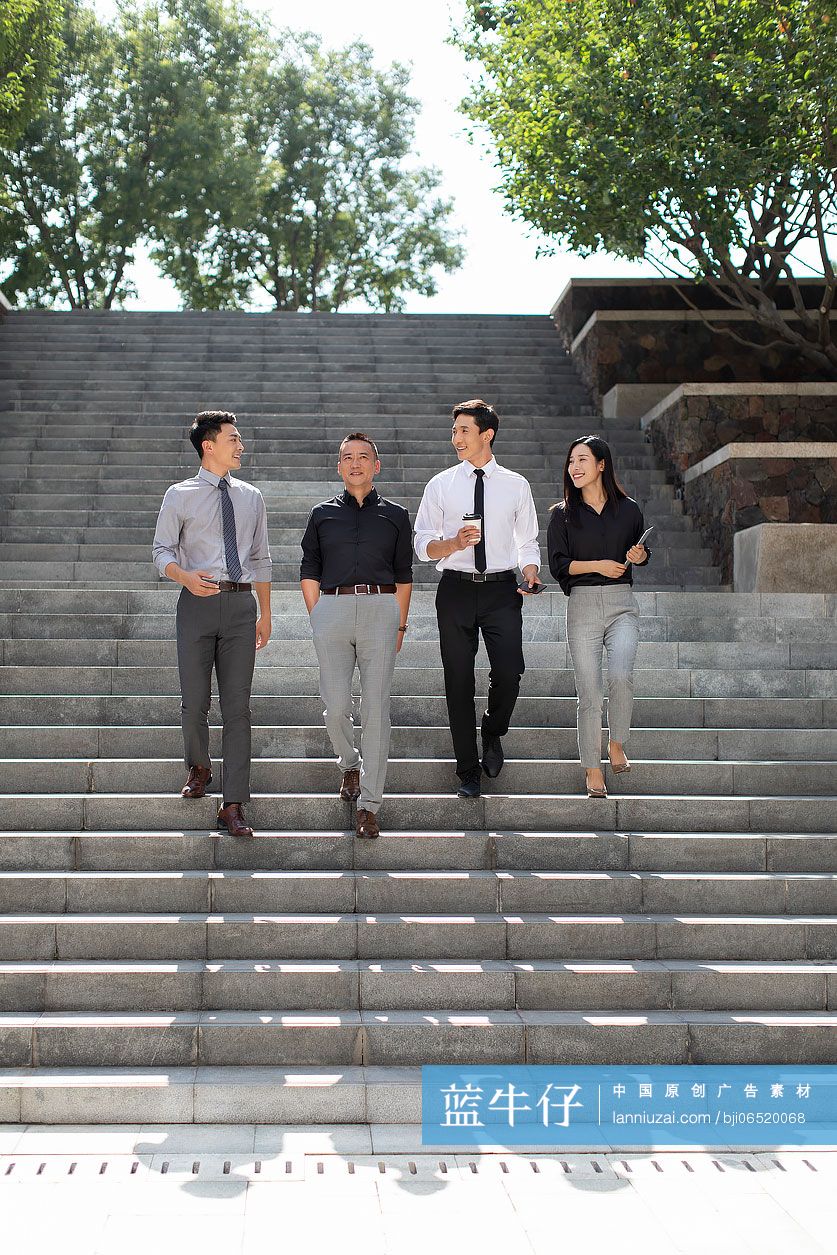 商务人士沿着台阶向下走
