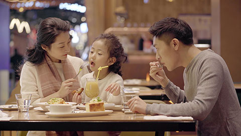 Happy young Chinese family dining in restaurant,4K