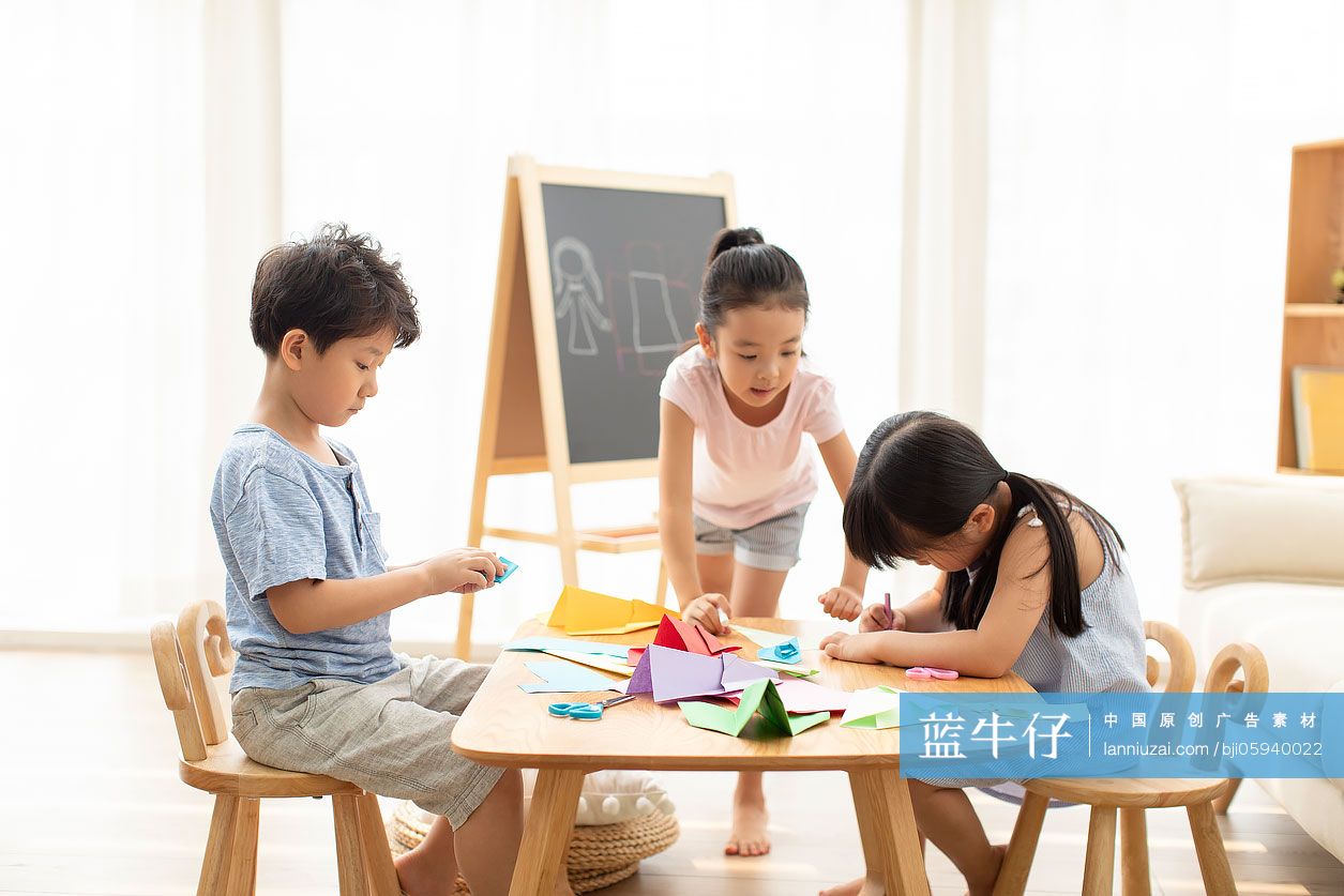 三个小朋友在客厅做折纸手工