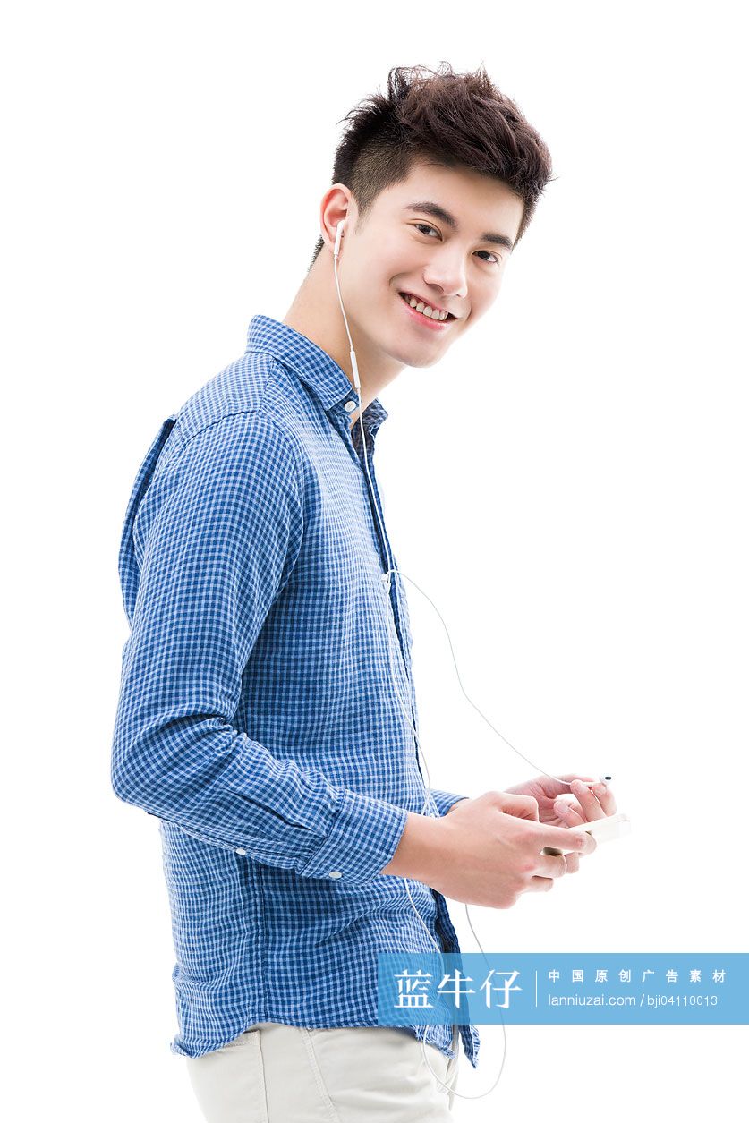 年轻男子听音乐