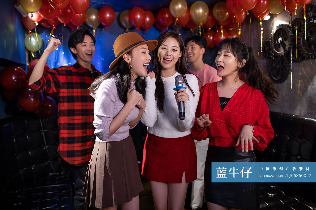 时尚的年轻人唱歌-蓝牛仔影像-中国原创广告影像素材