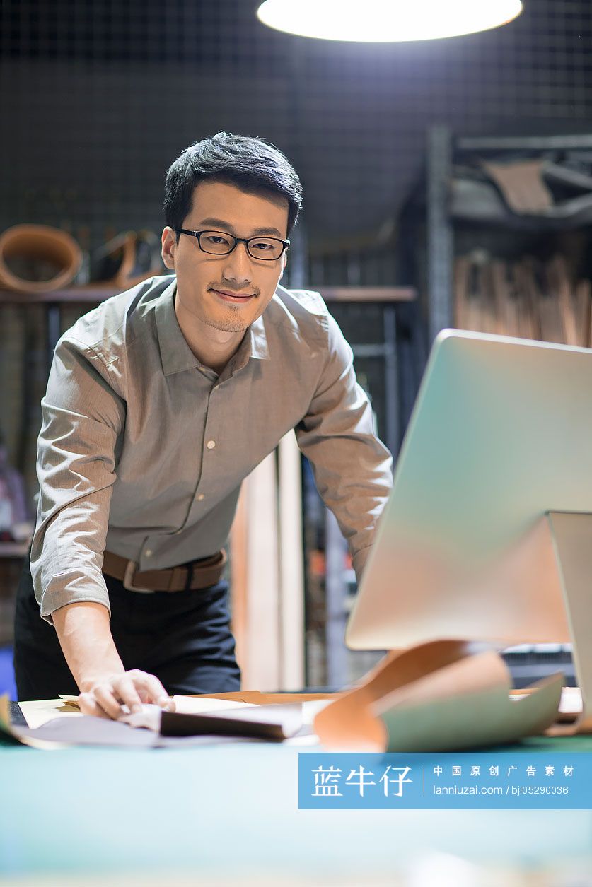 年轻设计师在工作室里使用电脑