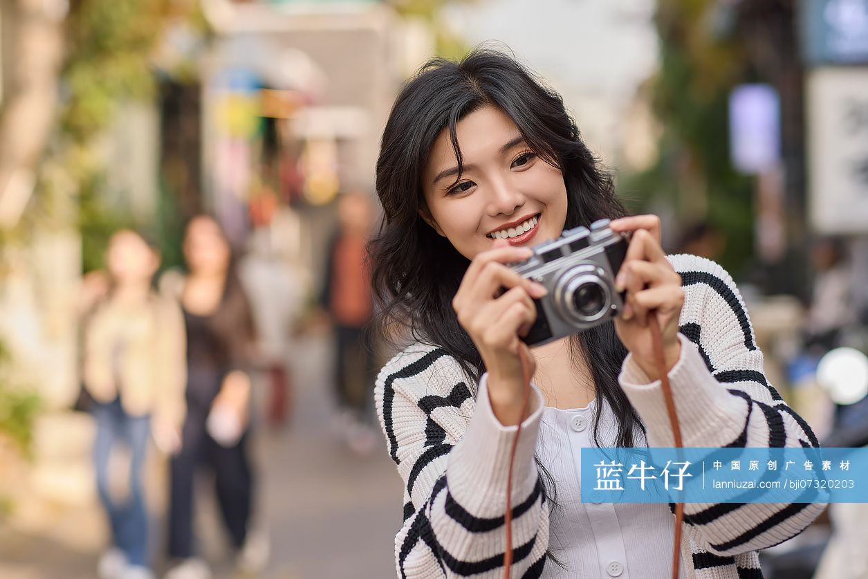 年轻女性拍照旅游