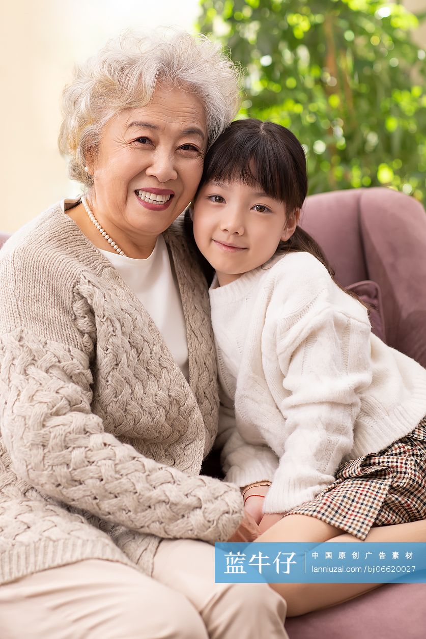 亲密的奶奶和孙女