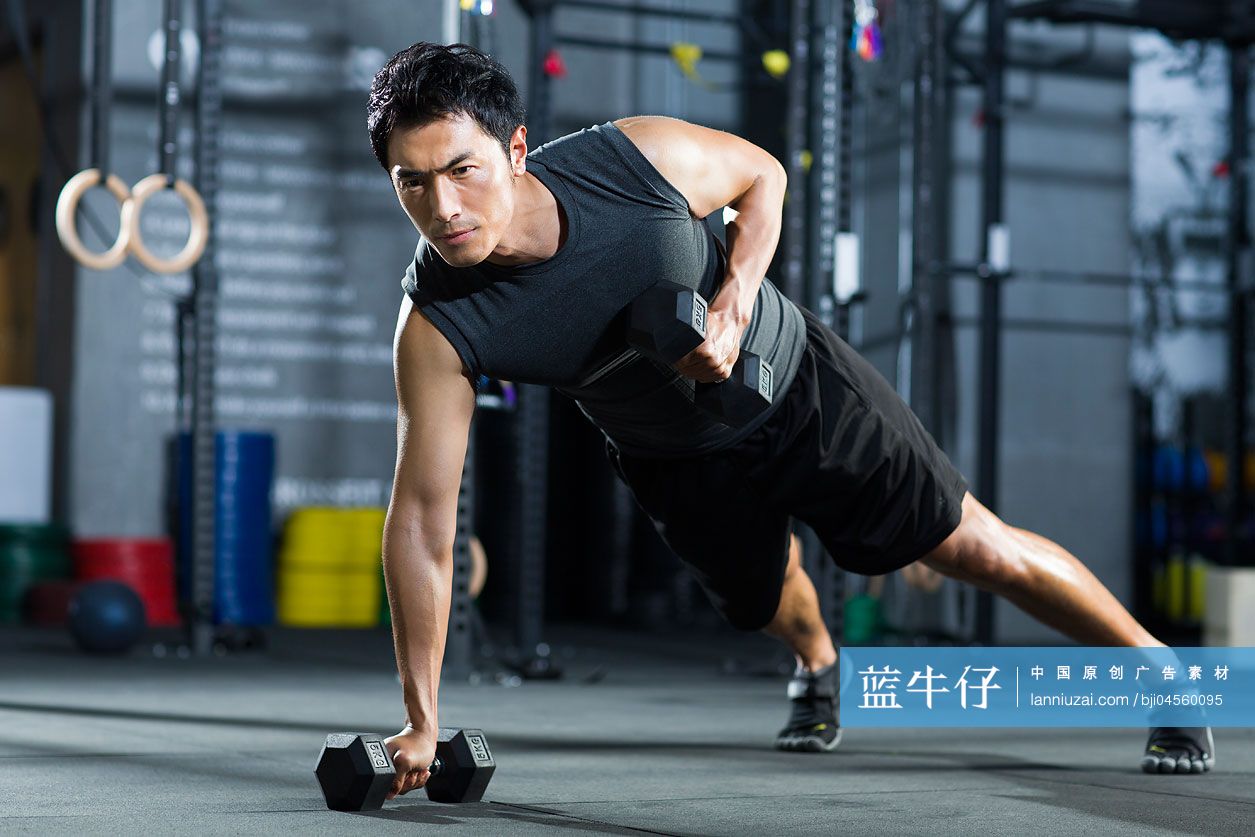 年轻男子在健身房健身