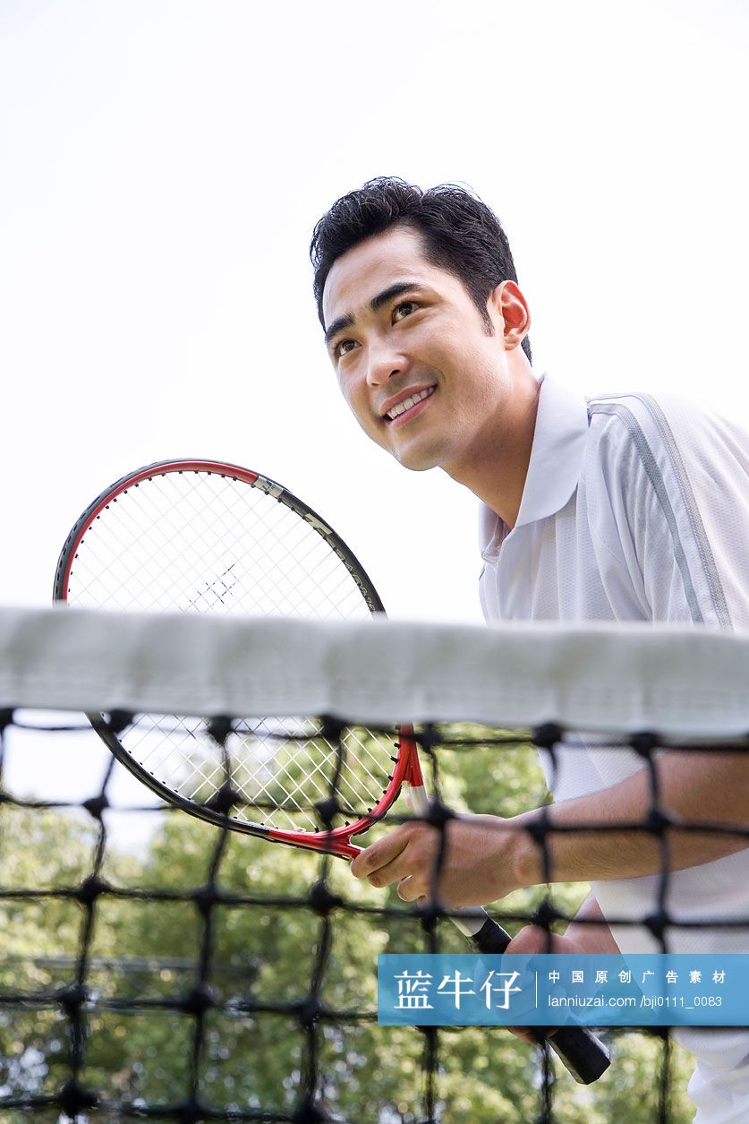 打网球的男子