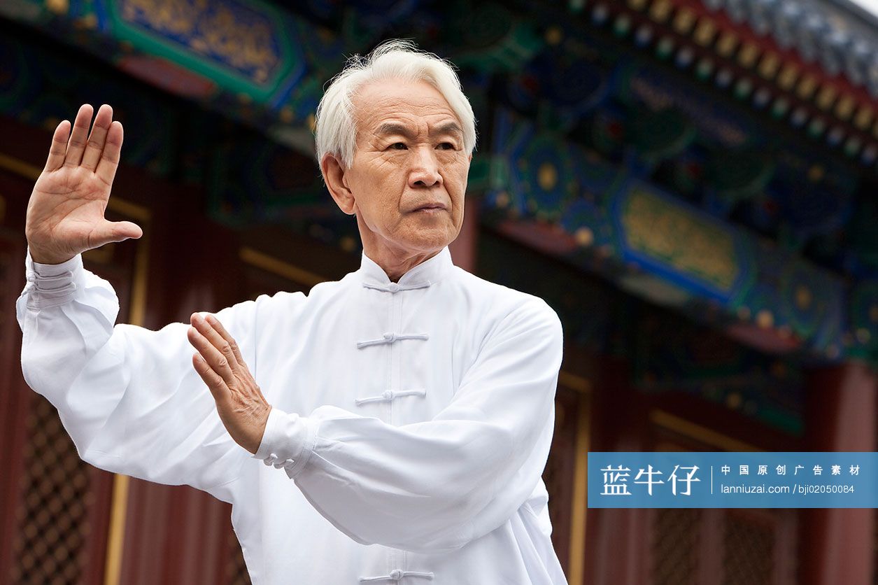 老年男子在天坛打太极-蓝牛仔影像-中国原创广告影像素材