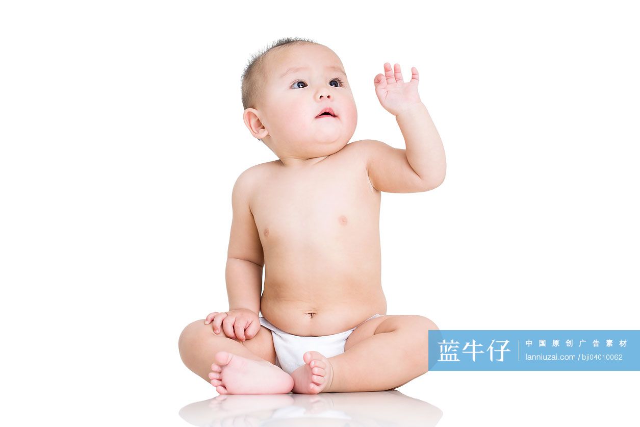 可爱的男婴和玩具球