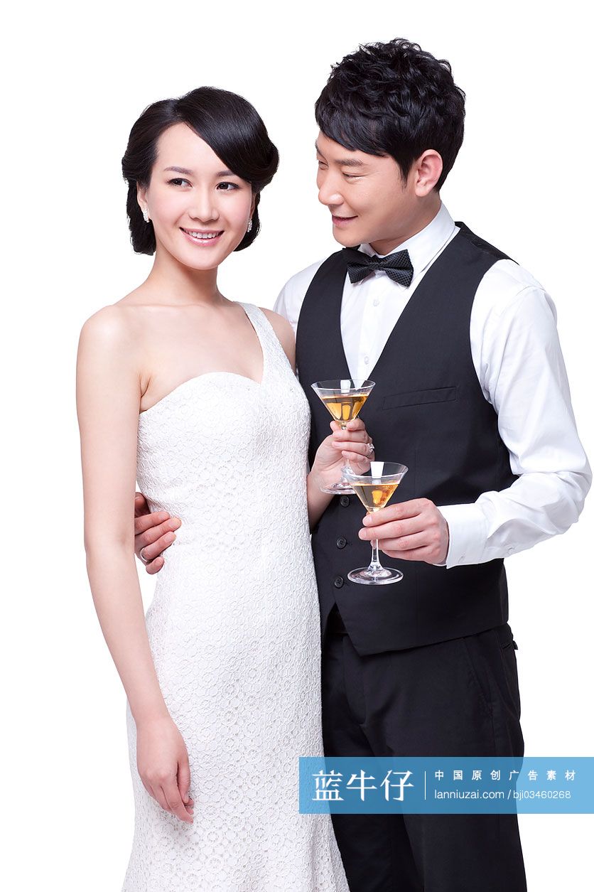 年轻夫妇与鸡尾酒