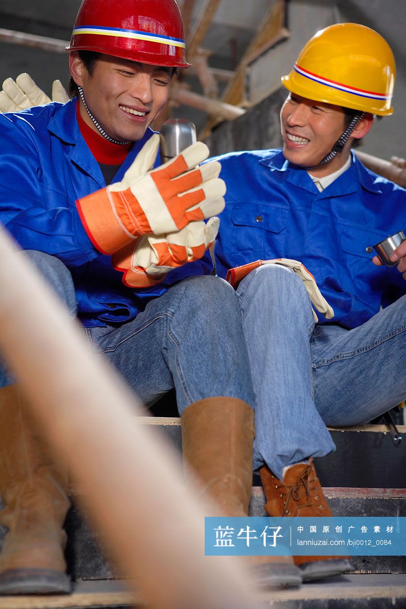 建筑工人在工地