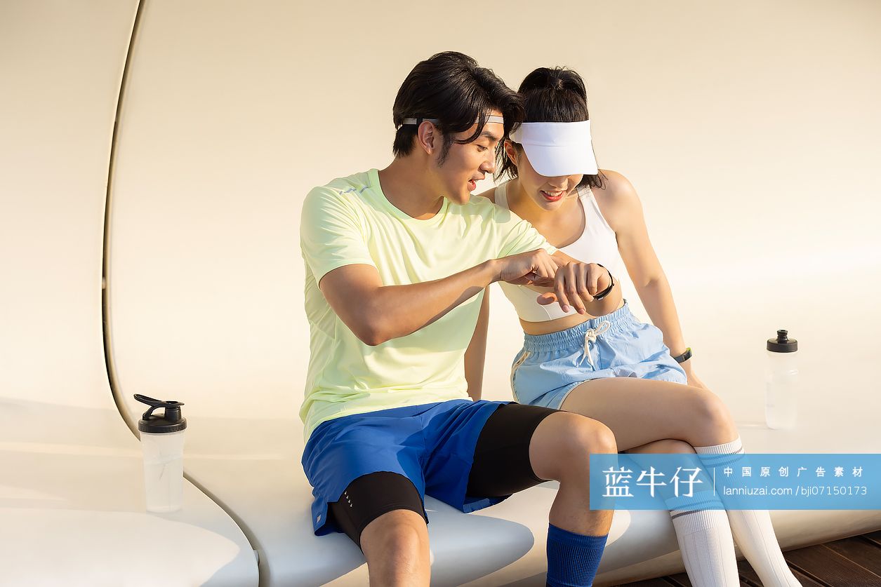 年轻情侣闲坐聊天