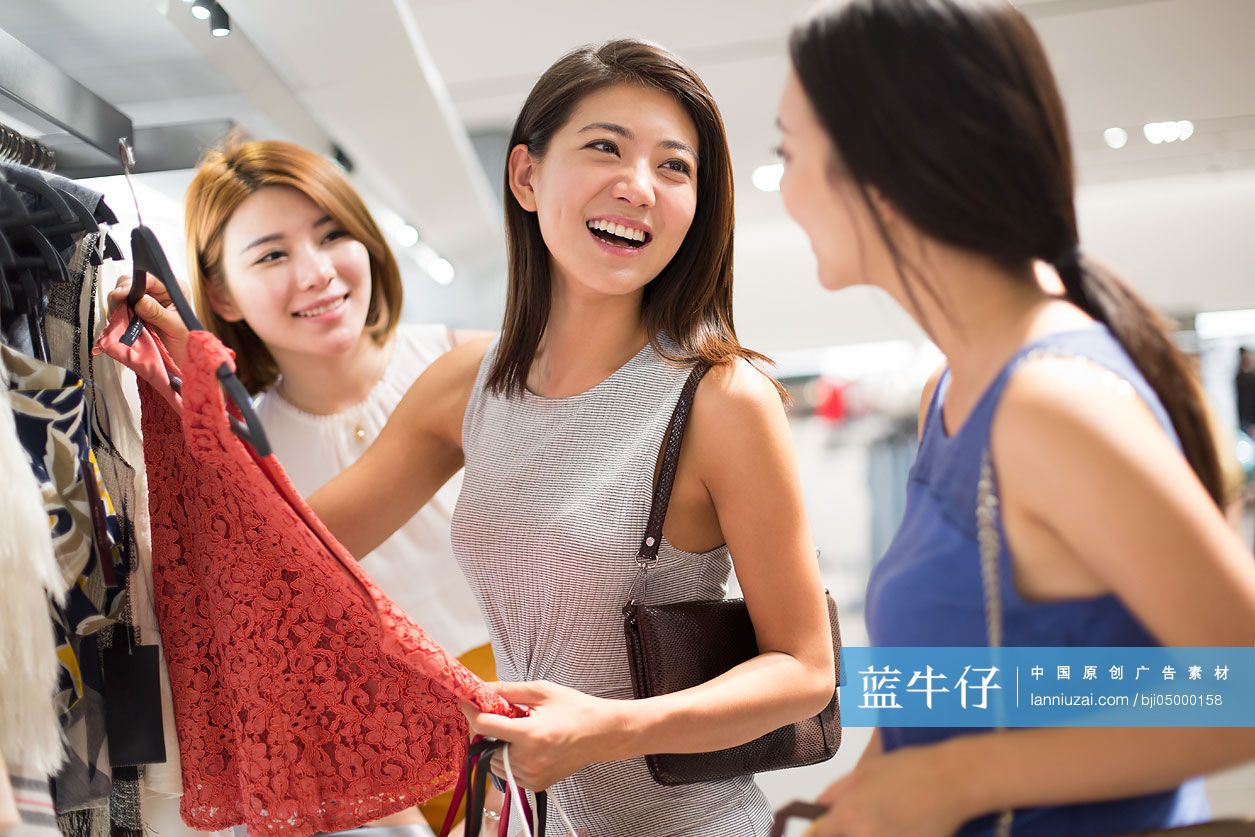 年轻闺蜜逛街购物-蓝牛仔影像-中国原创广告影像素材