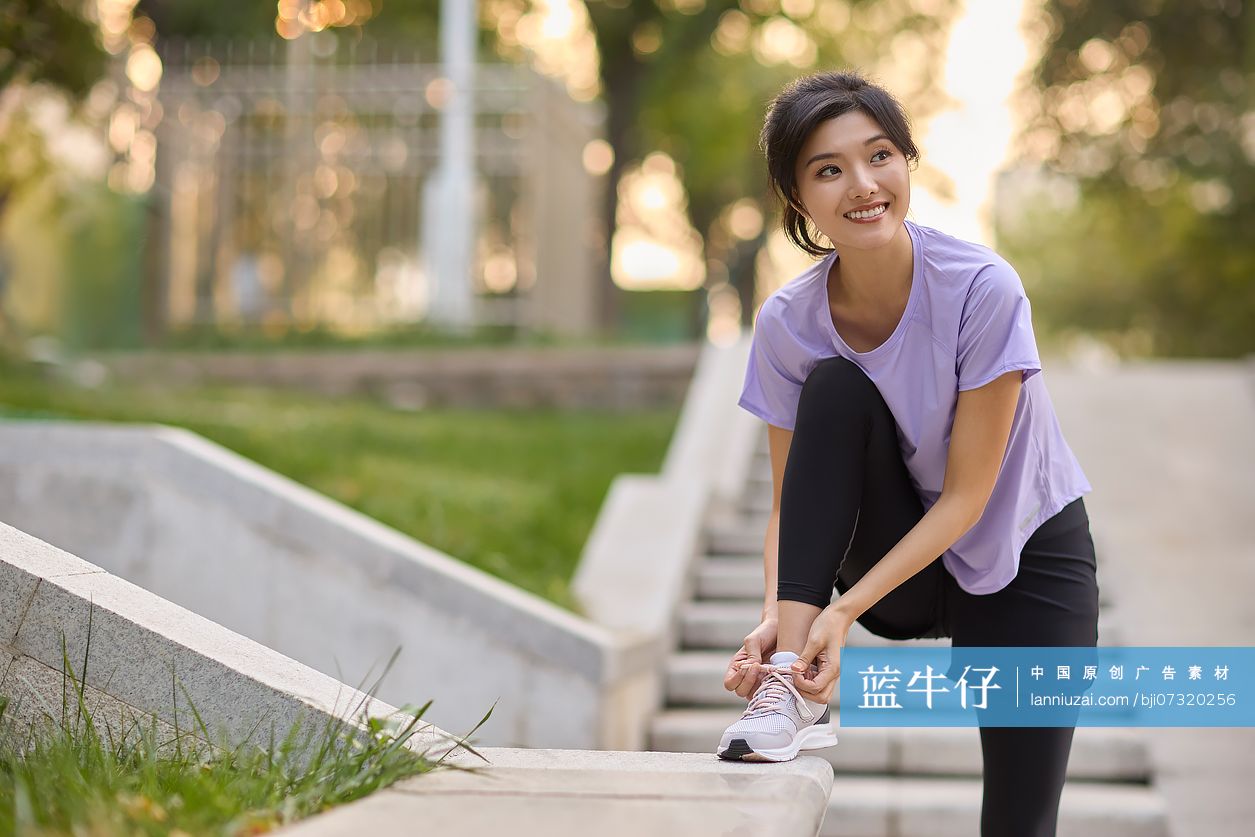 开心的年轻女性锻炼身体
