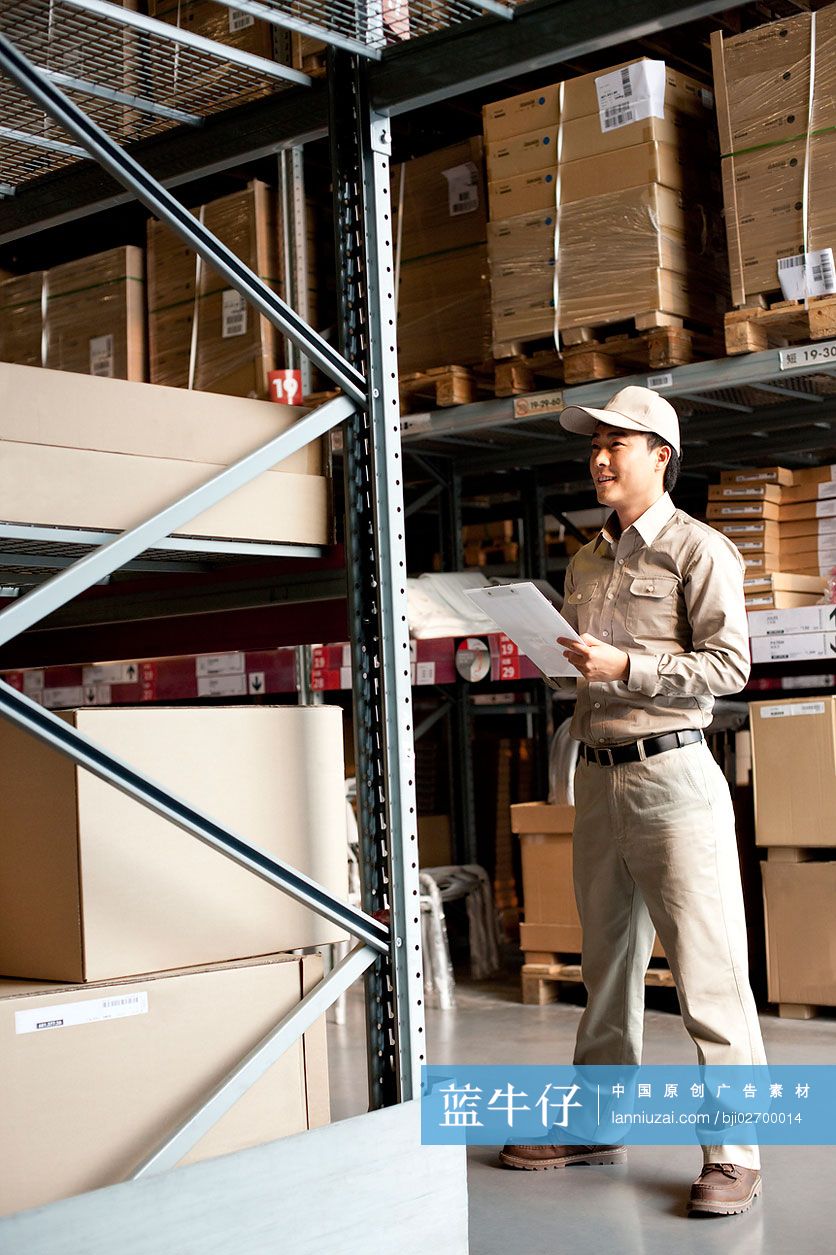 物流工作人员检查货物