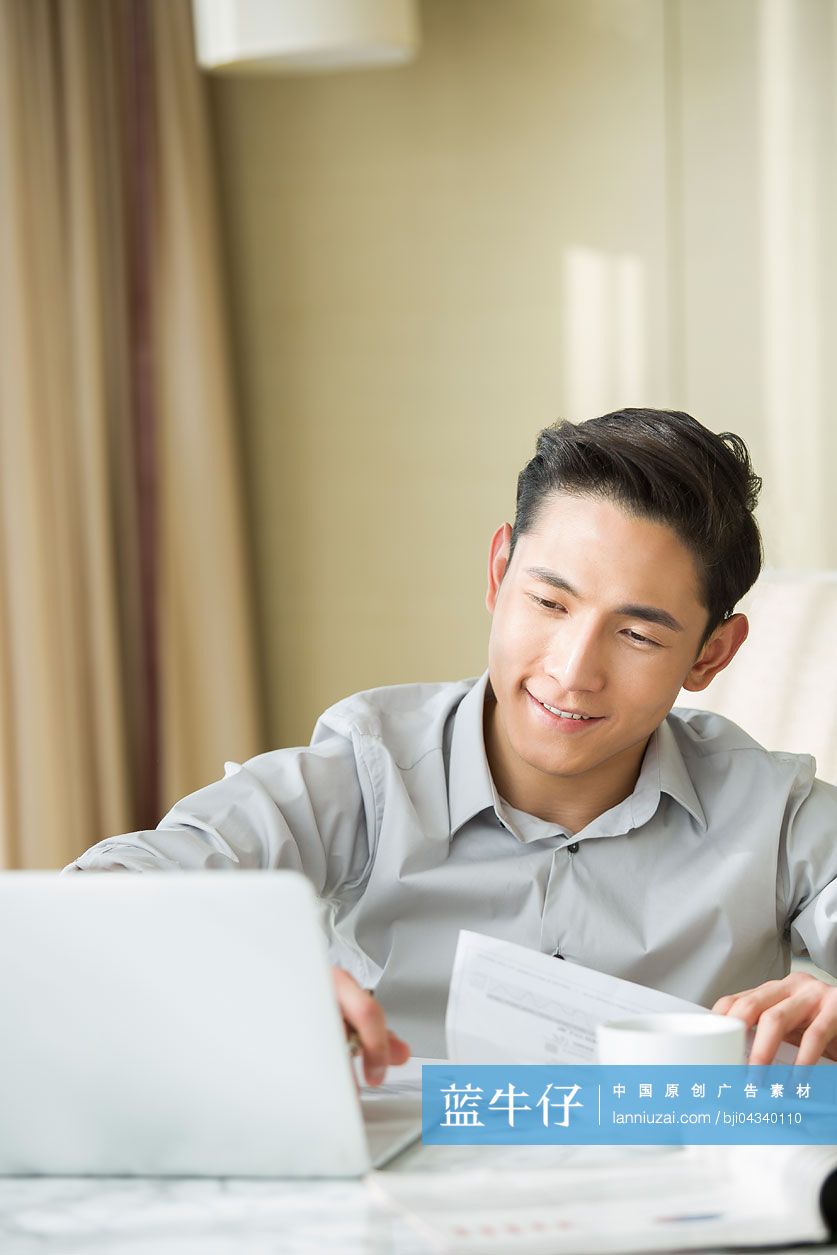 年轻男子在家工作