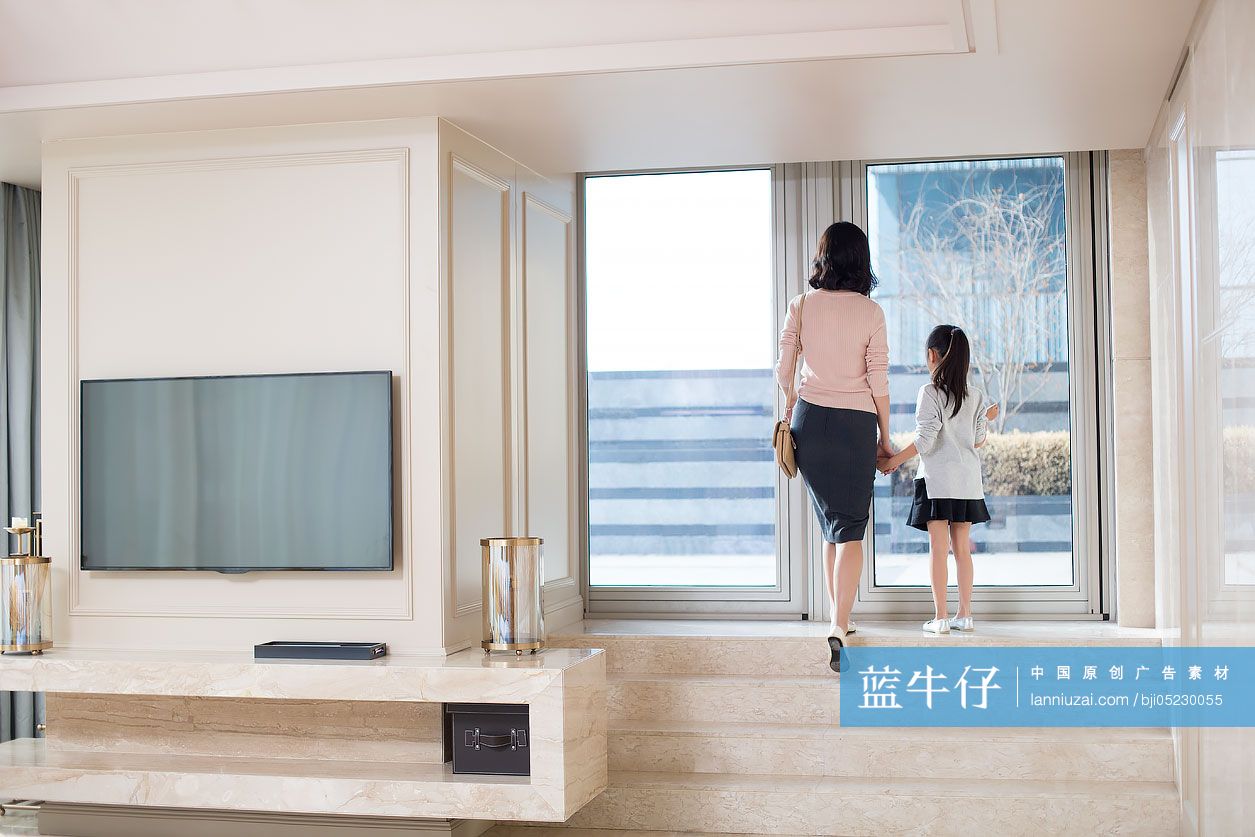 年轻母女准备出门