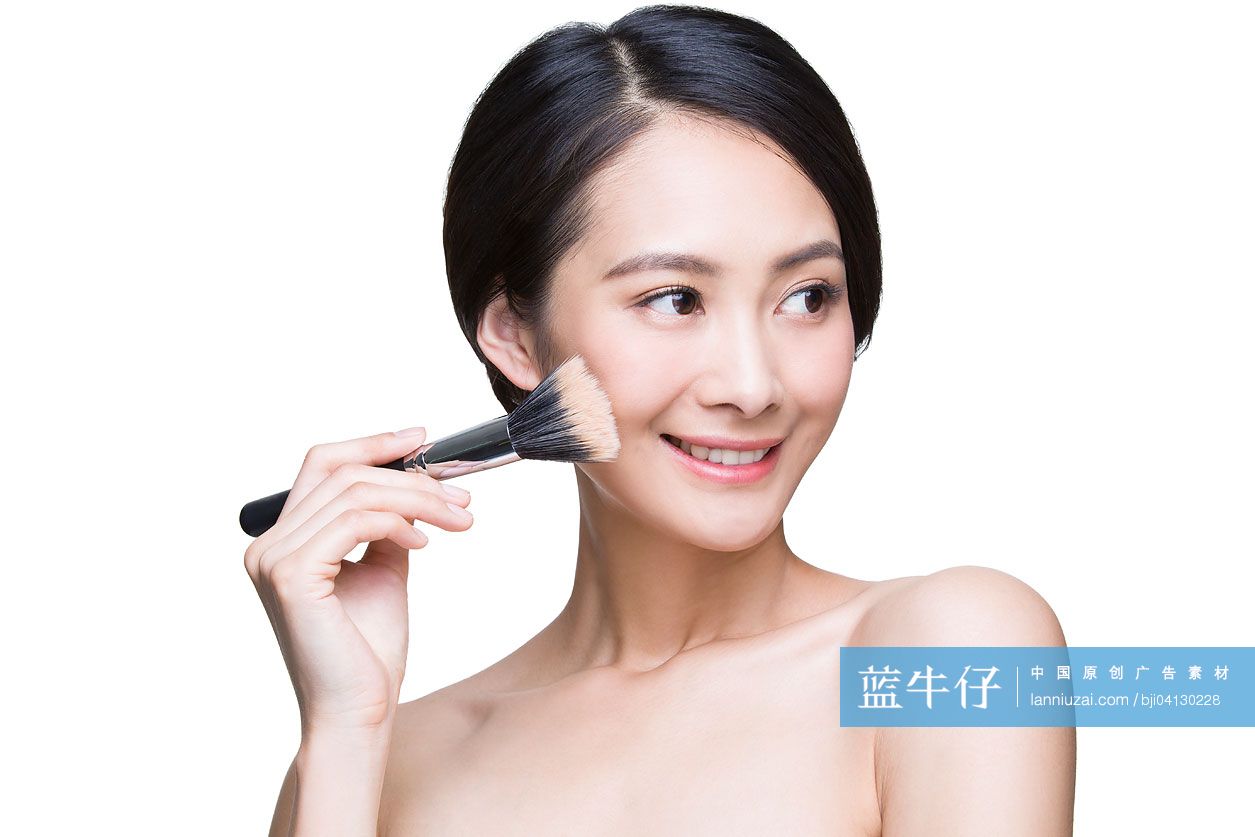 年轻美女与化妆刷