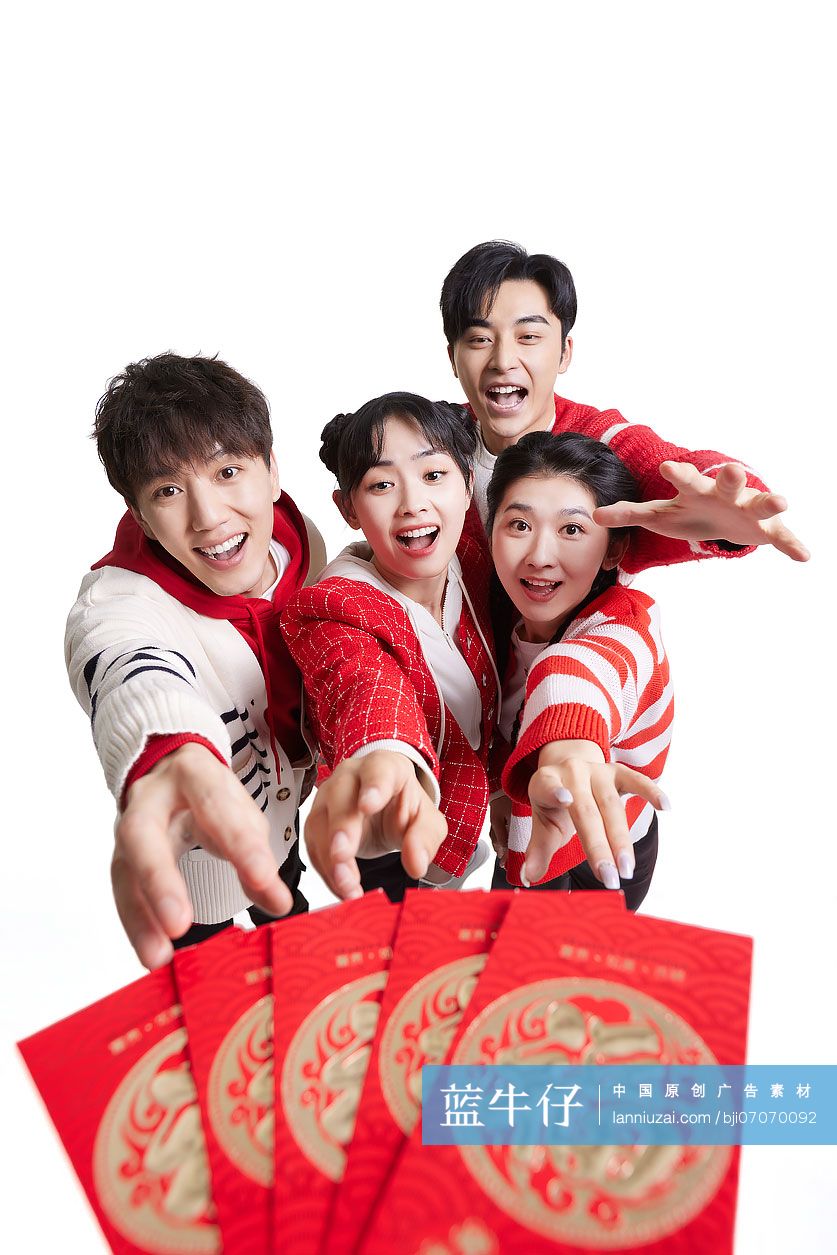 快乐的年轻人收到新年红包