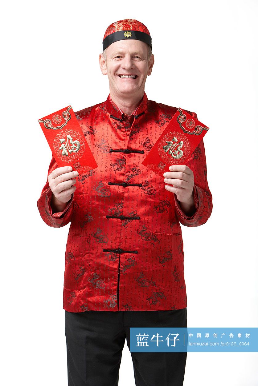 外国朋友穿新年服饰送红包
