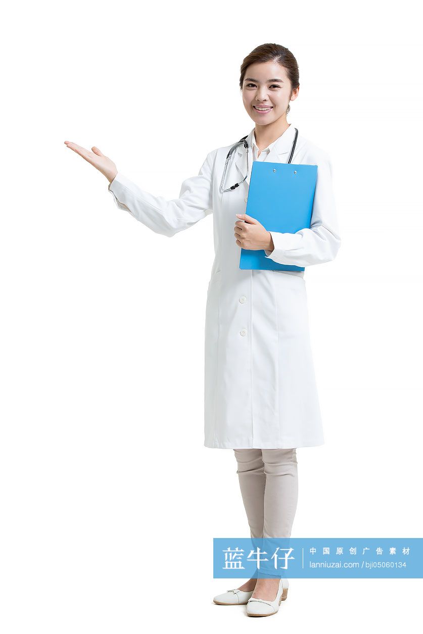 手拿病历的年轻女医生问候致意