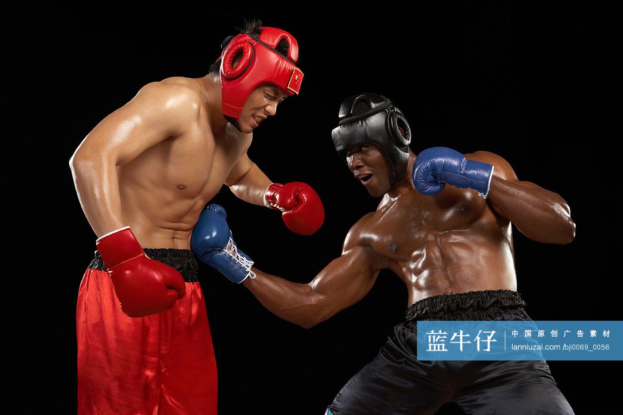 黑人拳击手出右钩拳,黄种人拳击手腹部被击打